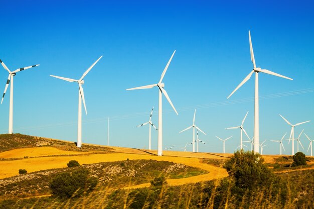 Jak eksploatacja morskich farm wiatrowych wpływa na zrównoważony rozwój energetyki?